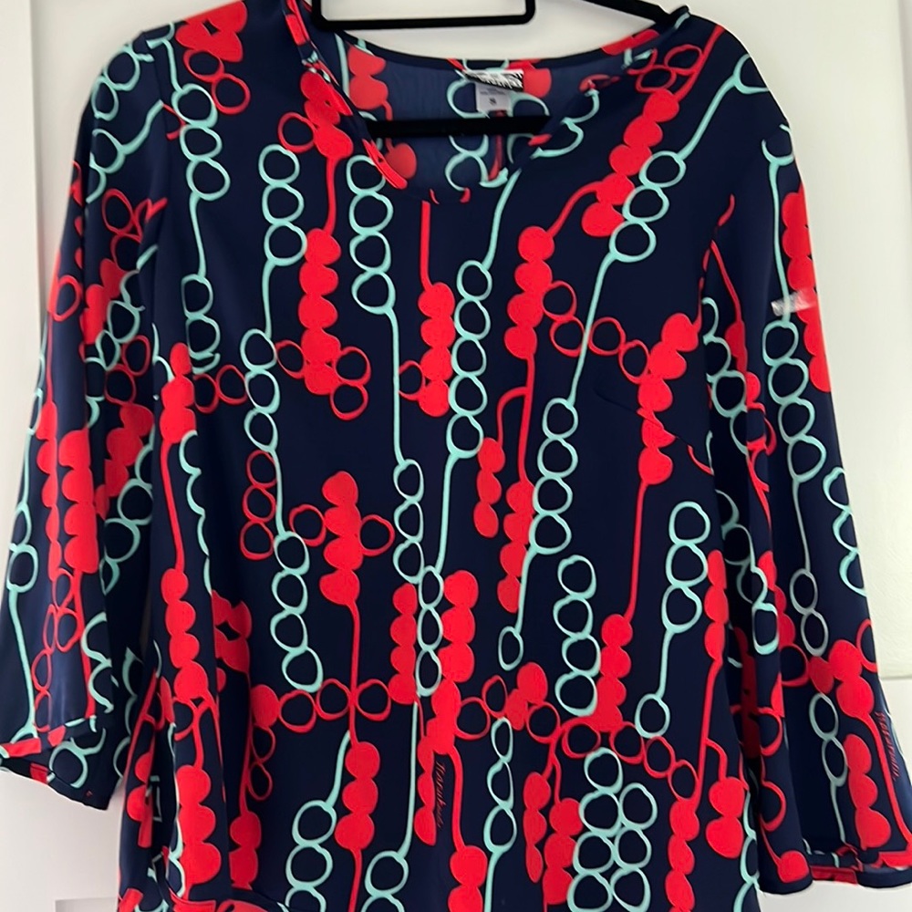 Manuheali’i size small 100% polyester. Like new condition.